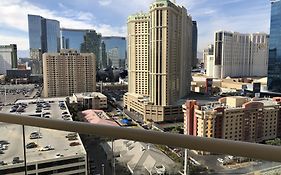 True 1Br Balcony Suite With Strip View At Mgm Signature
